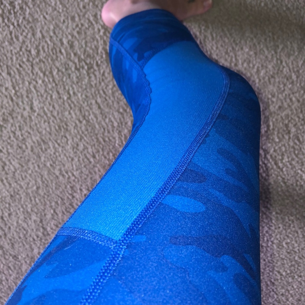 Blue camo cropped leggings